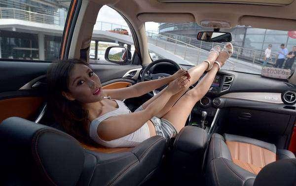 为啥年轻人，都喜欢加大的SUV越野车了，老司机一语道破