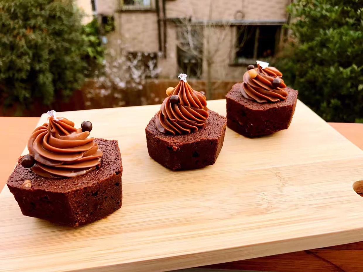 她离开城市回到故乡造了一个卖蛋糕咖啡的公益图书馆