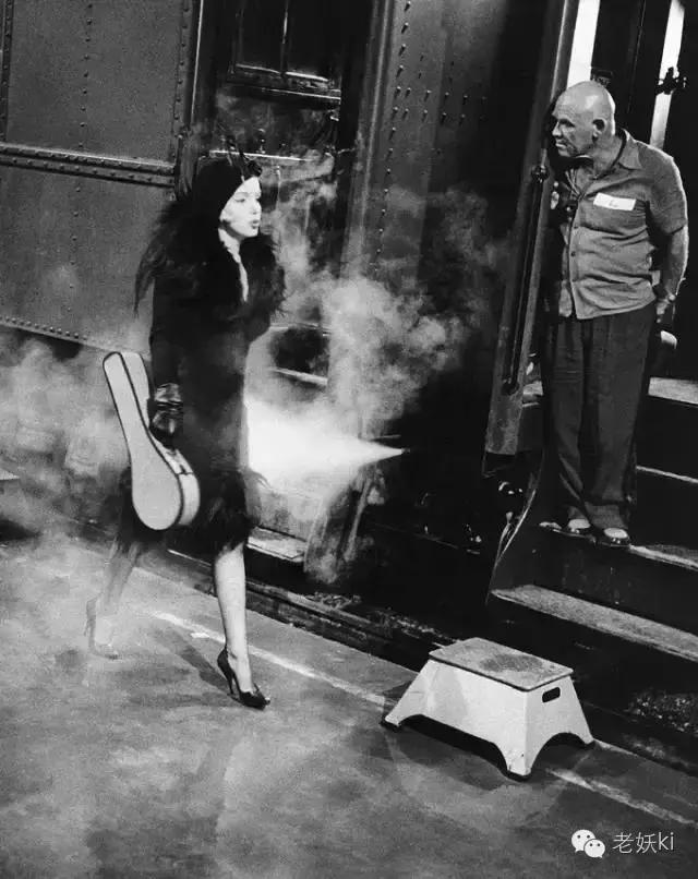 梦露与赫本有什么关系,梦露与赫本谁幸福