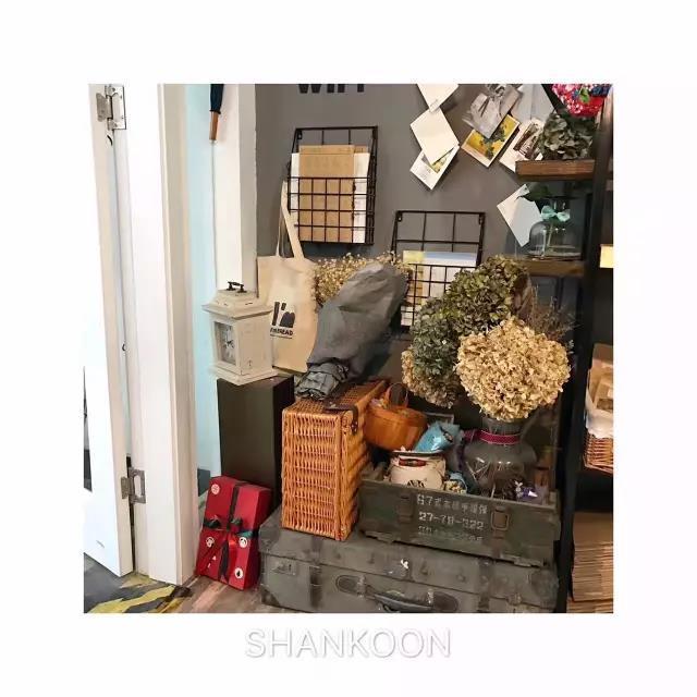 她离开城市回到故乡造了一个卖蛋糕咖啡的公益图书馆