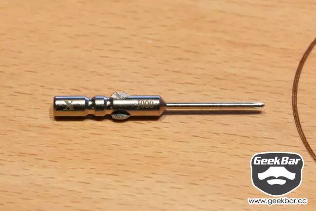 一套12合一的螺丝刀,一套小的螺丝刀