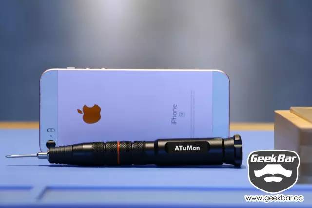 一套12合一的螺丝刀,一套小的螺丝刀