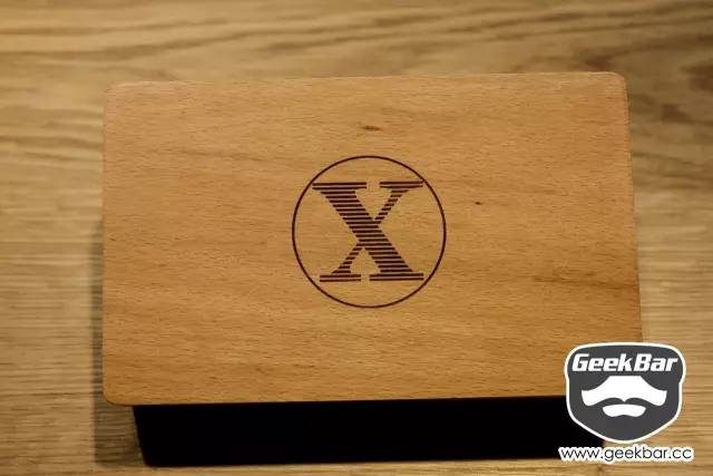 一套12合一的螺丝刀,一套小的螺丝刀