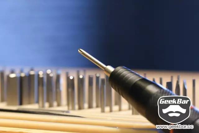 一套12合一的螺丝刀,一套小的螺丝刀