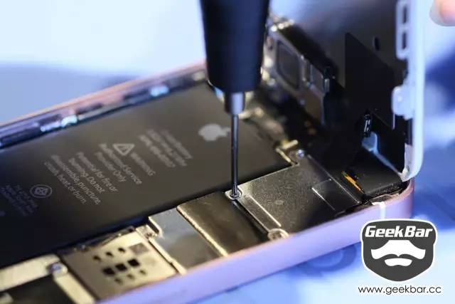 一套12合一的螺丝刀,一套小的螺丝刀