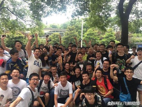 斗鱼嘉年华马老师,斗鱼嘉年华人气爆棚超十万人