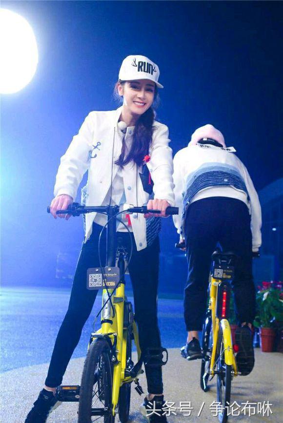 鹿晗给热巴送玫瑰花,鹿晗热巴高甜瞬间