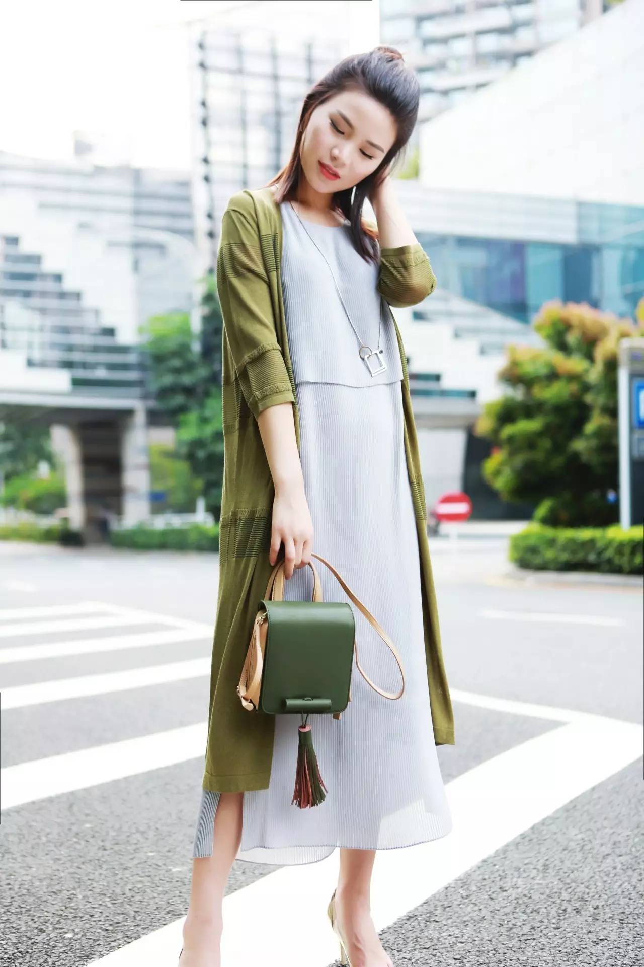 如何将黑白灰穿出高级感？｜CADIDL风尚街拍