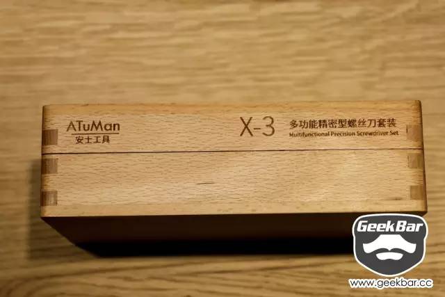 一套12合一的螺丝刀,一套小的螺丝刀