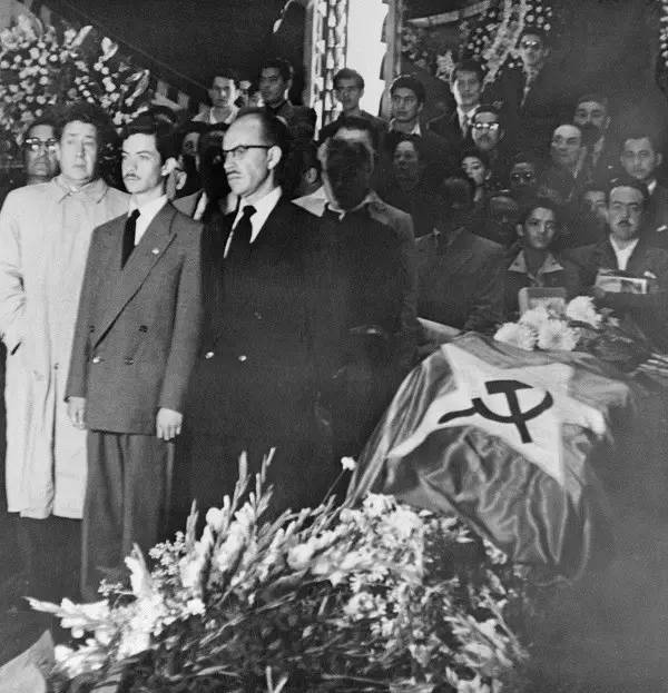 丈夫生性“贪色”，妻子竟不离不弃！艺术家的思维猜不透啊！