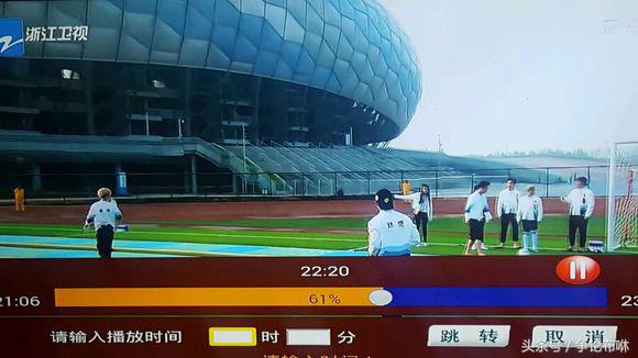 鹿晗给热巴送玫瑰花,鹿晗热巴高甜瞬间