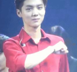 鹿晗球场飞吻单指双指,鹿晗跑男踢球飞吻哪一期