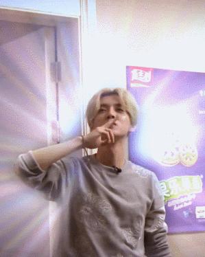 鹿晗球场飞吻单指双指,鹿晗跑男踢球飞吻哪一期