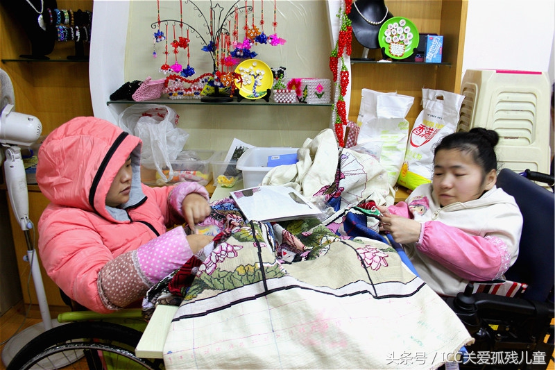 她们用4年时间、102种颜色、13900根线绣出《琴棋书画》