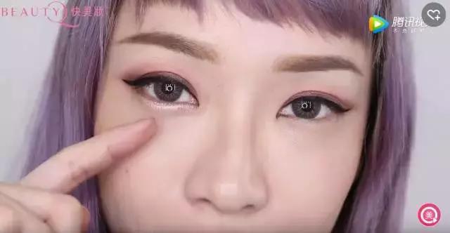 一个眼影盘搞定眼睛部分教程,粉色眼影盘妆容