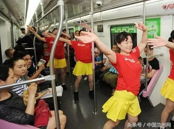 广场舞大妈和篮球小伙争场地后续,广场舞大妈和篮球小子终于对决了