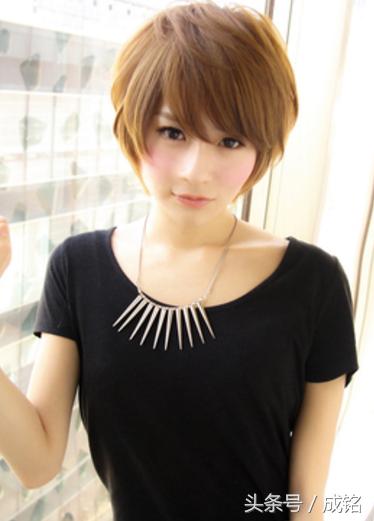 短发碎发发型女2022流行发型减龄,短发碎发发型女2020流行发型干练
