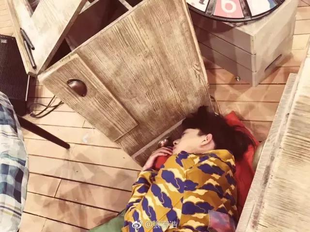 张宥浩撞脸易烊千玺,张宥浩长得像金城武