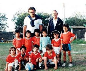 他不仅改变了自己的侏儒命运，还成就了世界足坛的一个传说