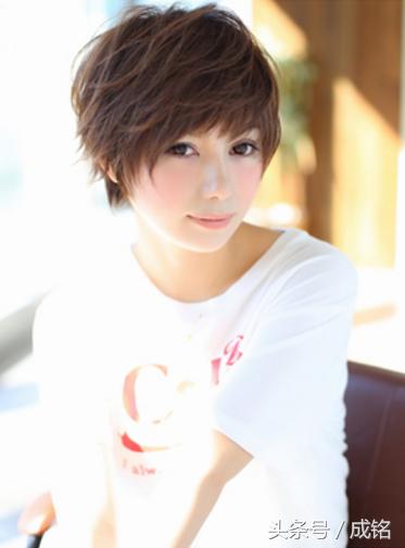 短发碎发发型女2022流行发型减龄,短发碎发发型女2020流行发型干练