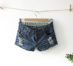 这个夏天怎样搭配牛仔短裤才时尚,牛仔短裤的夏季穿搭