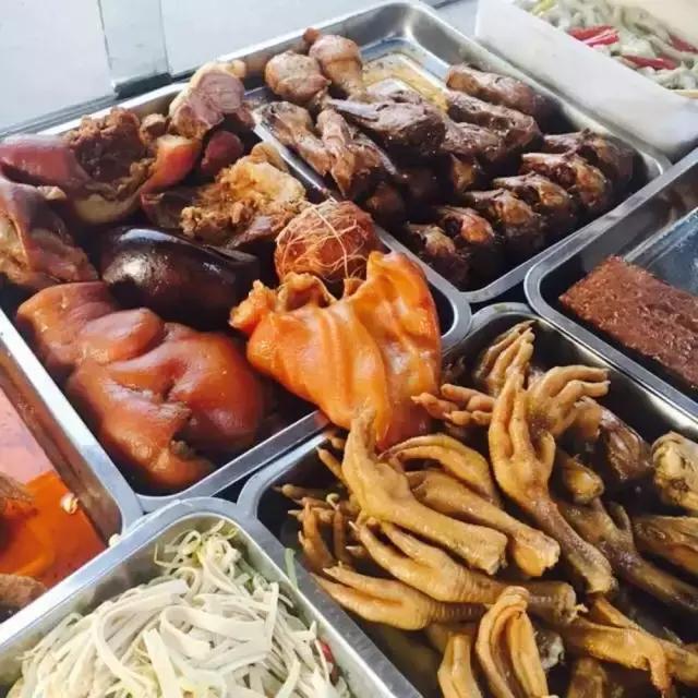 成都的夏夜，就适合穿起拖板儿鞋，整点卤菜，来盘冷啖杯！