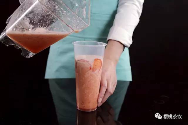 奶茶做法简单好喝红茶和牛奶,草莓牛奶麻薯奶茶