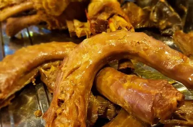 成都的夏夜，就适合穿起拖板儿鞋，整点卤菜，来盘冷啖杯！