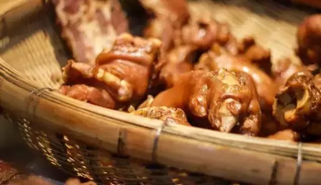 成都的夏夜，就适合穿起拖板儿鞋，整点卤菜，来盘冷啖杯！