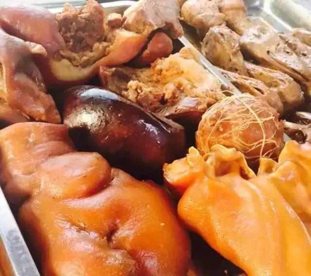 成都的夏夜，就适合穿起拖板儿鞋，整点卤菜，来盘冷啖杯！