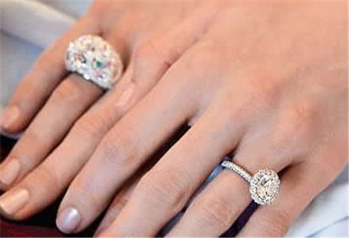 男左手戒指的戴法和意义,女士十指戴戒指的意义