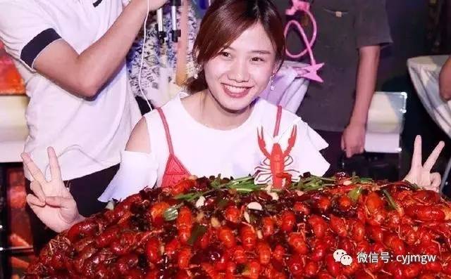 95斤美女一小时吃1000只小龙虾,女子吃40斤小龙虾