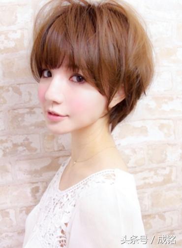 短发碎发发型女2022流行发型减龄,短发碎发发型女2020流行发型干练