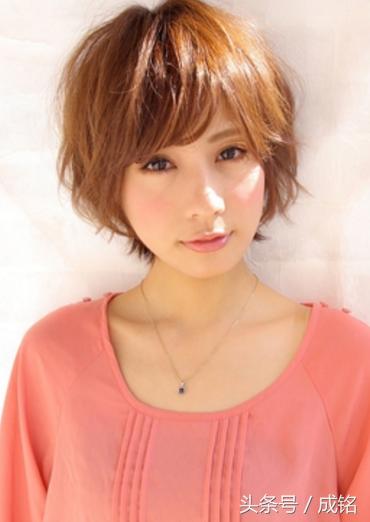 短发碎发发型女2022流行发型减龄,短发碎发发型女2020流行发型干练