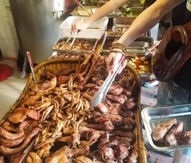 成都的夏夜，就适合穿起拖板儿鞋，整点卤菜，来盘冷啖杯！