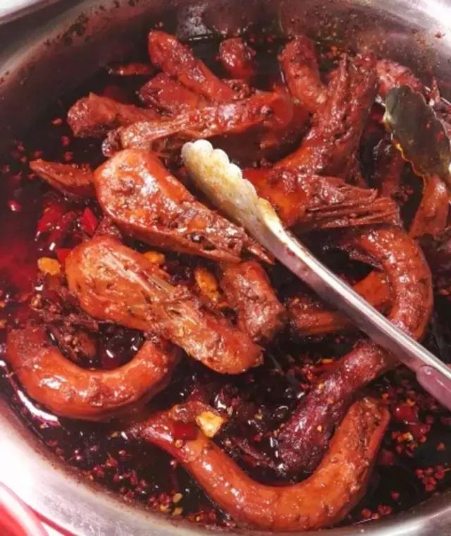 成都的夏夜，就适合穿起拖板儿鞋，整点卤菜，来盘冷啖杯！