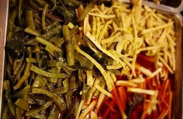 成都的夏夜，就适合穿起拖板儿鞋，整点卤菜，来盘冷啖杯！