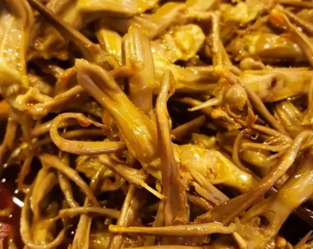 成都的夏夜，就适合穿起拖板儿鞋，整点卤菜，来盘冷啖杯！