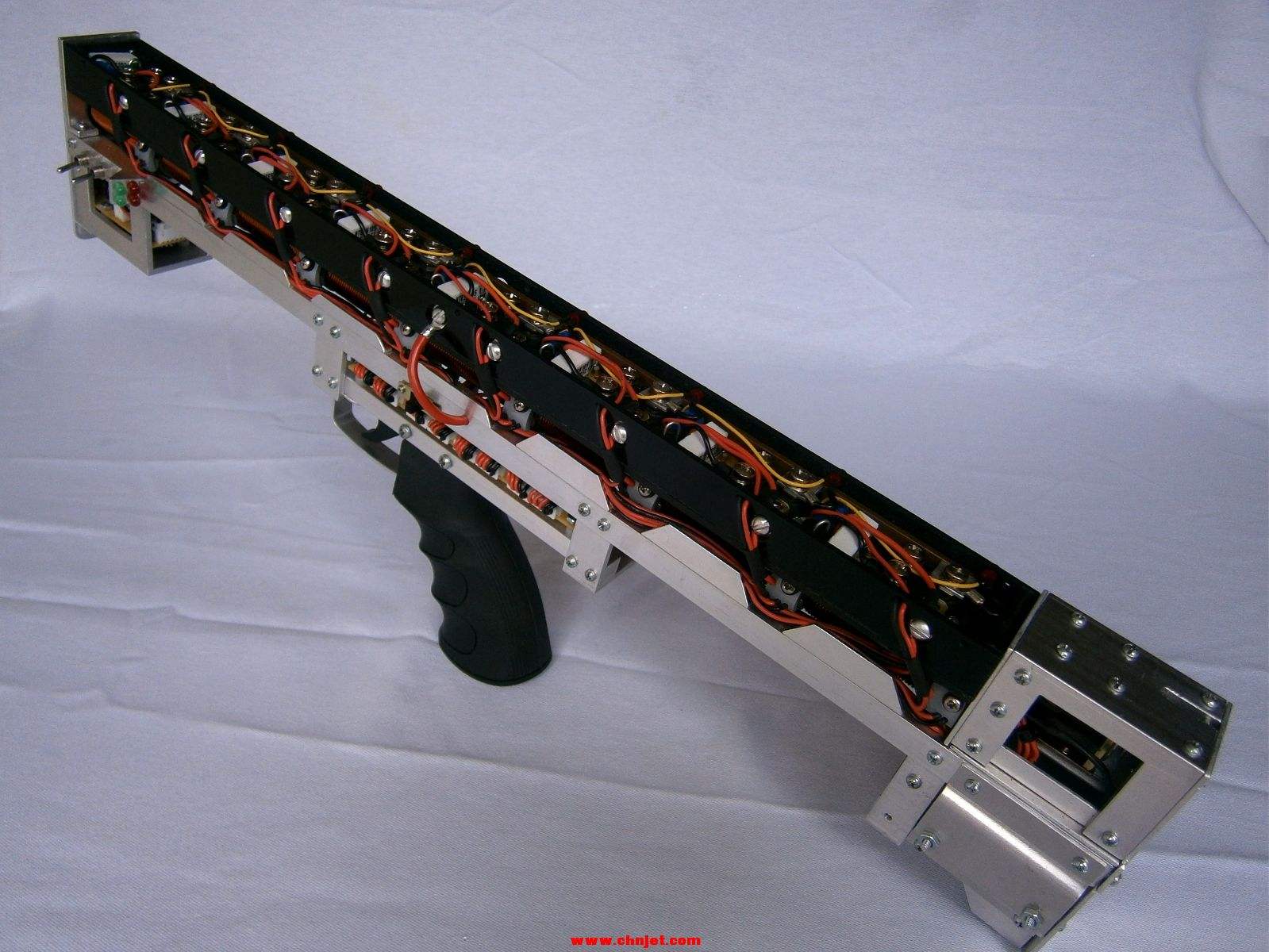 人类能发明带电的电磁炮吗,人体超电磁炮可能实现吗