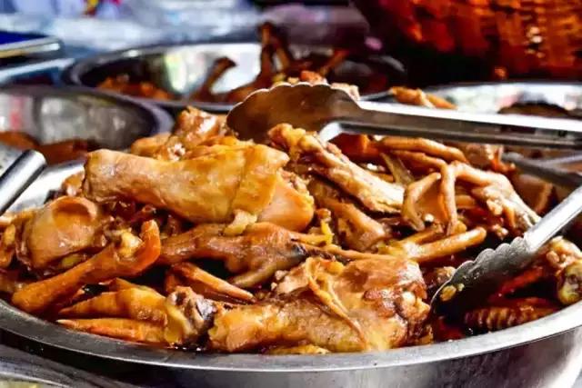 成都的夏夜，就适合穿起拖板儿鞋，整点卤菜，来盘冷啖杯！