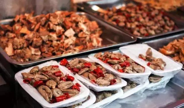 成都的夏夜，就适合穿起拖板儿鞋，整点卤菜，来盘冷啖杯！