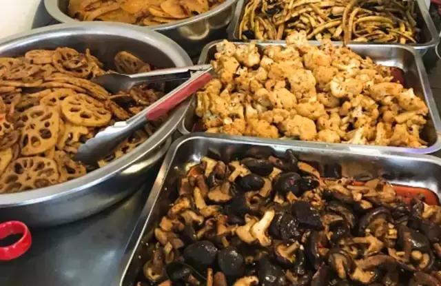 成都的夏夜，就适合穿起拖板儿鞋，整点卤菜，来盘冷啖杯！