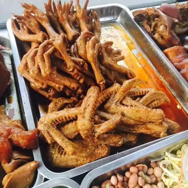 成都的夏夜，就适合穿起拖板儿鞋，整点卤菜，来盘冷啖杯！