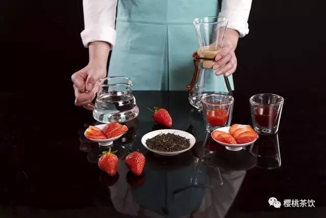 奶茶做法简单好喝红茶和牛奶,草莓牛奶麻薯奶茶