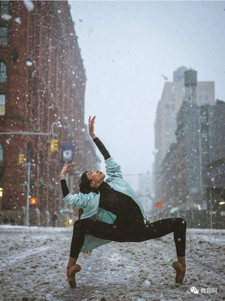 一群芭蕾舞者走上街头,一群芭蕾舞者视频
