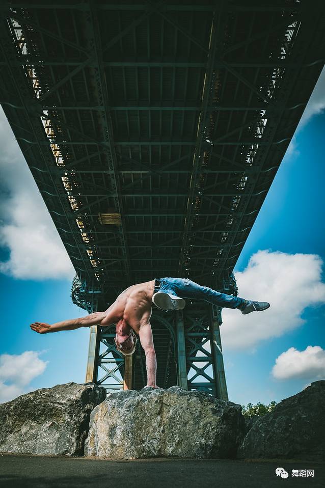 一群芭蕾舞者走上街头,一群芭蕾舞者视频