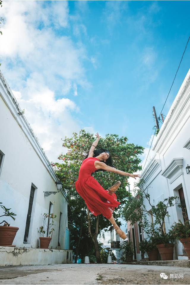 一群芭蕾舞者走上街头,一群芭蕾舞者视频