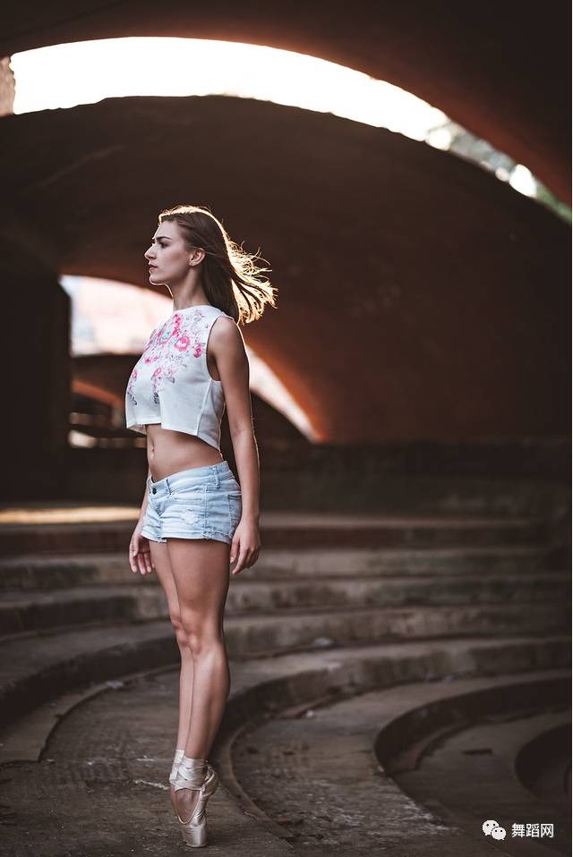 一群芭蕾舞者走上街头,一群芭蕾舞者视频