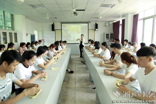 [湖北高职行]湖北职院“小会计”在经济领域胜任“大岗位”