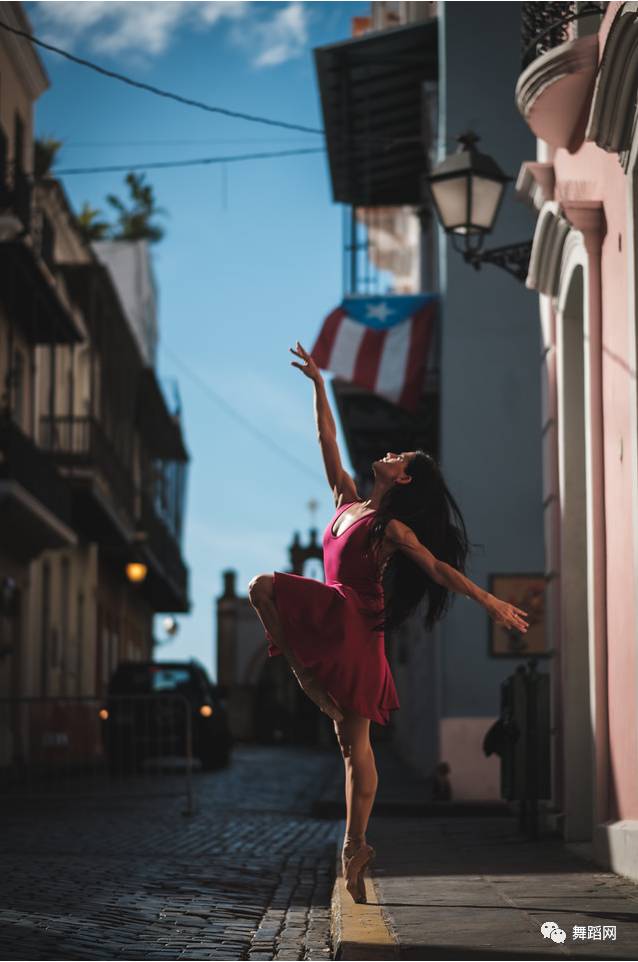 一群芭蕾舞者走上街头,一群芭蕾舞者视频